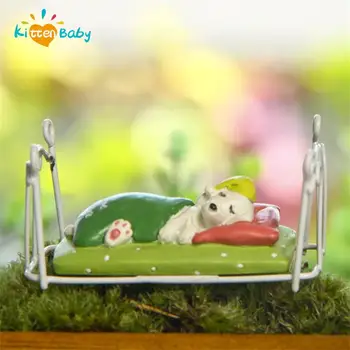 1:12 Casa de bonecas Mini Cachorro Dormindo na Cama de Ferro em Miniatura do Animal Estátua de Figuras de Fadas Jardim Micro Paisagem Decoração Brinquedo